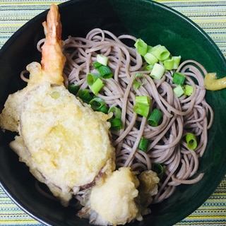 手作り麺つゆで食べる天ぷらそば